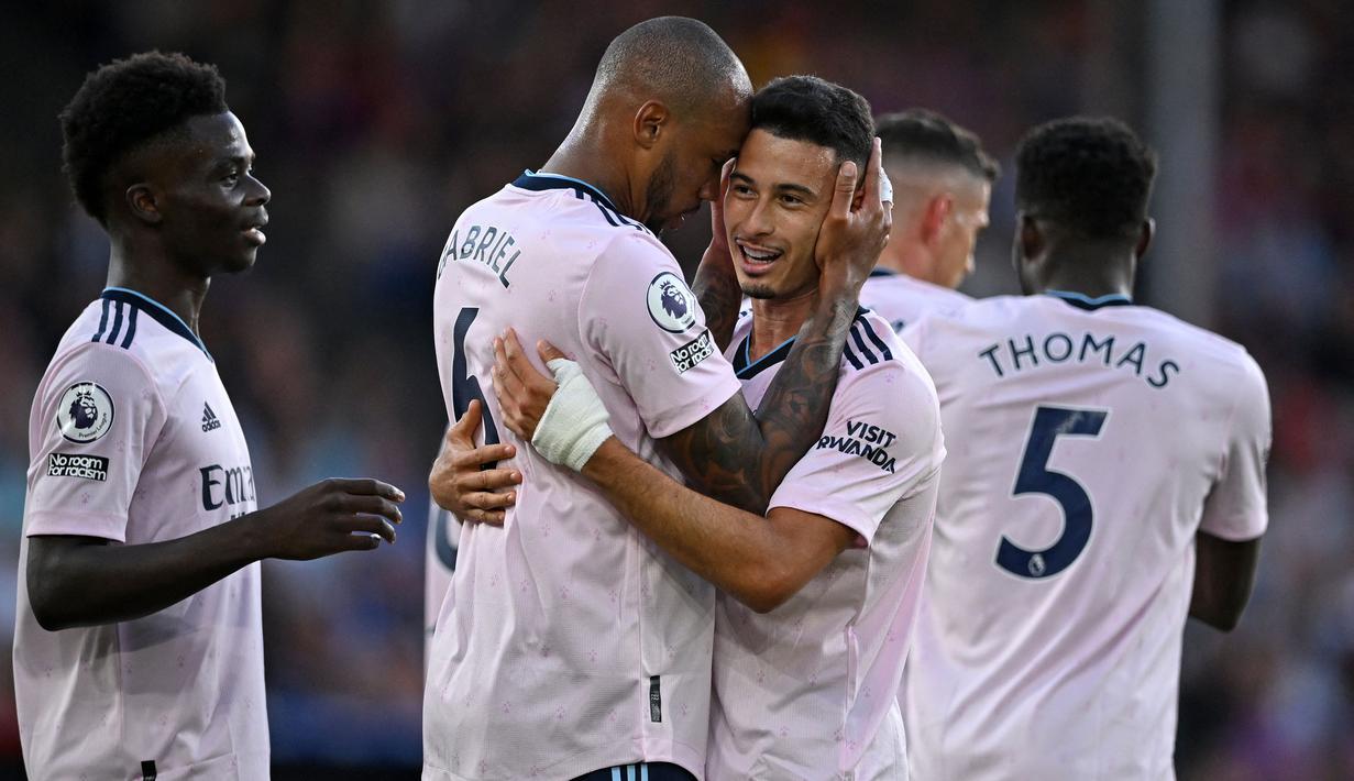 Pada laga pembuka Liga Inggris 2022/2023 antara Crystal Palace dan Arsenal di Shelhurst Park, London (5/8/2022), gelandang Arsenal, Gabriel Martinelli (kanan) membawa The Gunners unggul 1-0 pada menit ke-20. Hasil akhir Arsenal menang 2-0. (AFP/Justin Tallis)