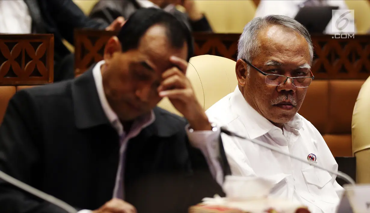 Menteri PUPR Basuki Hadimuljono (kanan) dan Menteri Perhubungan Budi Karya Sumadi (kiri) saat raker dengan Komisi V DPR di Jakarta, Rabu (6/6). Rapat membahas pendahuluan RKAKL dan RKP Tahun 2019. (Liputan6.com/JohanTallo)