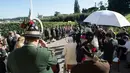 Paus Emeritus Benediktus XVI menyapa para delegasi dari Bavaria saat ulang tahunnya yang ke-90 di Vatikan (17/4). Ia melayani sebagai Paus ke-265 Gereja Katolik Roma sejak 19 April 2005 hingga 28 Februari 2013. (L'Osservatore Romano/Pool Photo via AP)