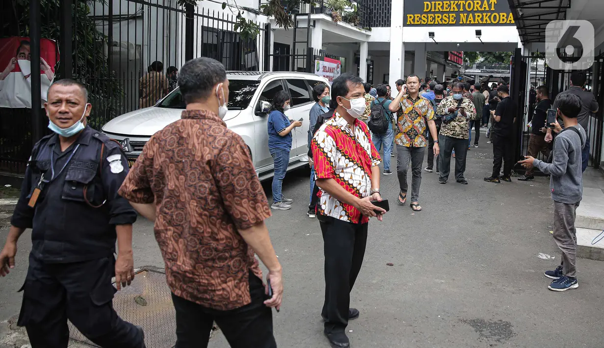 Warga berhamburan usai terjadi gempa di kawasan Polda Metro Jaya, Jakarta, Jumat (14/1/2022). Gempa terasa cukup besar selama beberapa menit. (Liputan6.com/Faizal Fanani)
