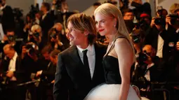 Penampilan Nicole Kidman dan musisi Keith Urban setelah pemutaran film The Killing Of A Sacred Deer di karpet merah Festival Film Cannes, 22 Mei 2017. Pasangan yang telah menikah selama 11 tahun itu memang diketahui harmonis. (AP Photo/Thibault Camus)