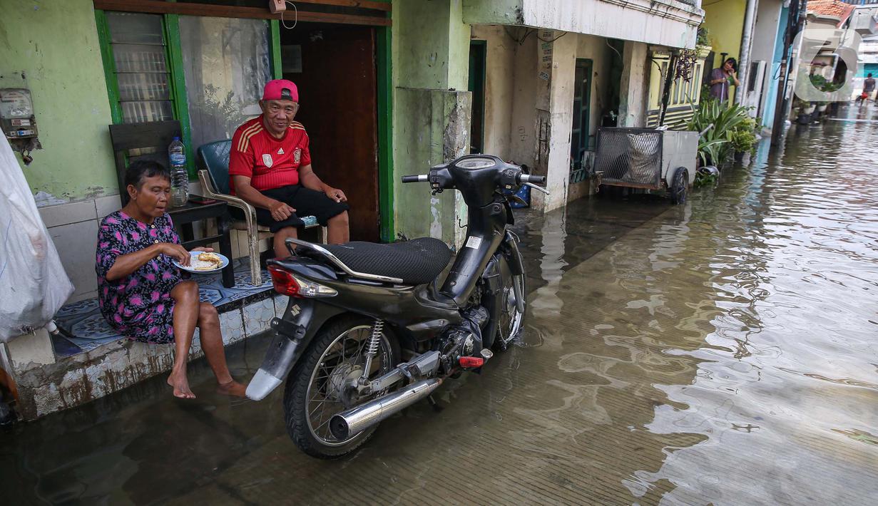 Banjir di beberapa kawasan Jakarta belum sepenuhnya surut. Genangan air juga masih merendam akses jalan hingga masuk ke rumah warga. (Liputan6.com/Angga Yuniar)
