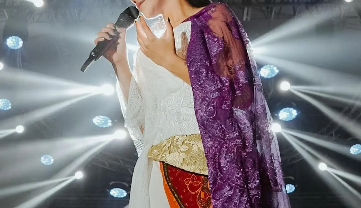 “Lagu Dunia Tipu-Tipu - Yura Yunita mengajarkan tentang pentingnya punya seseorang (yang) mengerti baik buruk tentang kita. Entah itu sahabat, ortu, pasangan, atau saudara. Semoga kita menemukan sosok tersebut sesegera mungkin. Dan teruntuk yang sudah menemukan, jaga hubunganmu baik-baik,” cuit akun @anjaswords pada 28 Juli 2022. Cuitan ini pun viral dan disukai lebih dari 35 ribu orang. (Foto: Dok. Instagram @yurayunita)