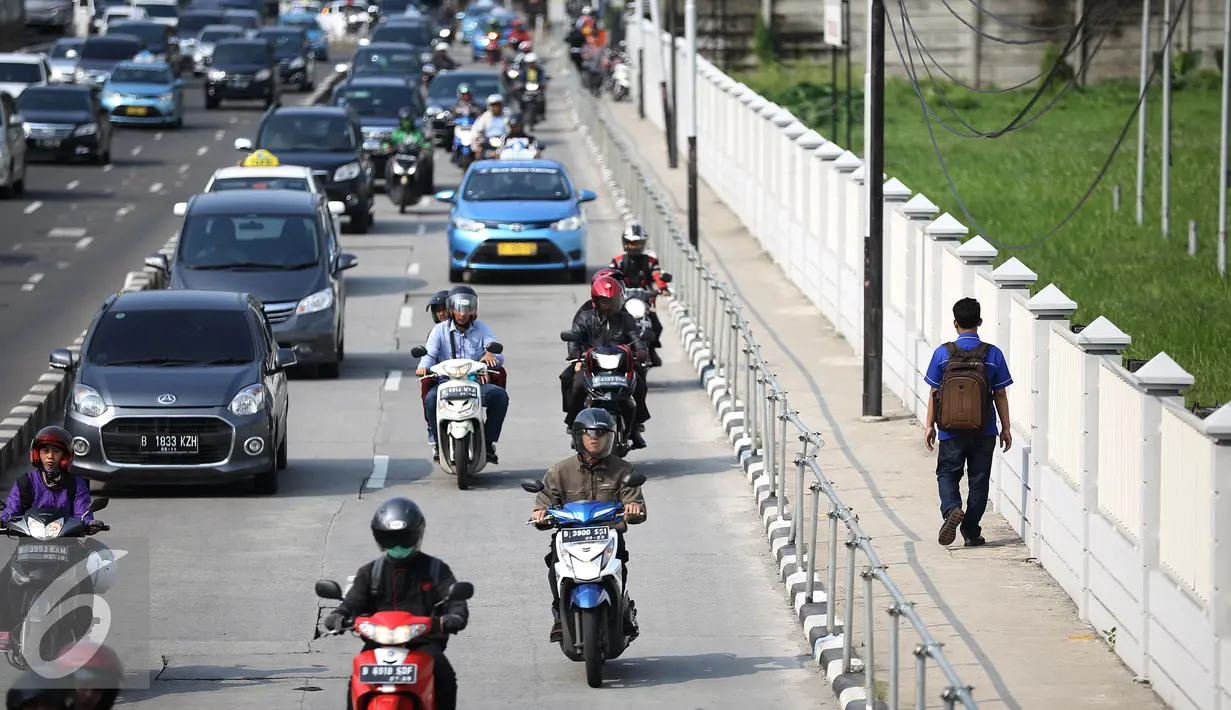 Sejumlah kendaraan melintas dikawasan Sudirman, Jakarta, Senin (18/4). Gubernur Basuki T Purnama berencana memperlebar trotoar sampai 9,5 meter agar mempermudah orang berjalan kaki usai naik kereta atau bus. (Liputan6.com/Faizal Fanani)