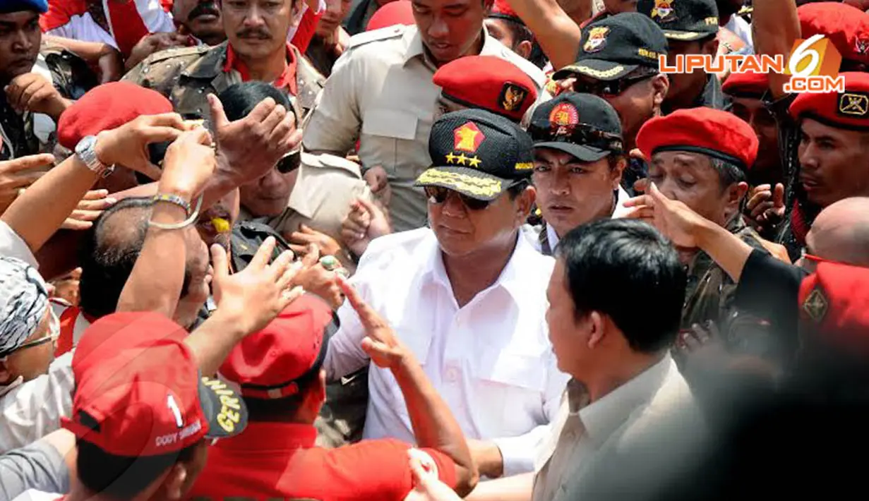 Kedatangan Ketua Dewan Pembina Partai Gerindra Prabowo Subianto langsung disambut hangat oleh para kader dan simpatisan yang telah memenuhi lapangan Bojongloa Bandung Jabar (Liputan6.com/Helmi Fithriansyah)