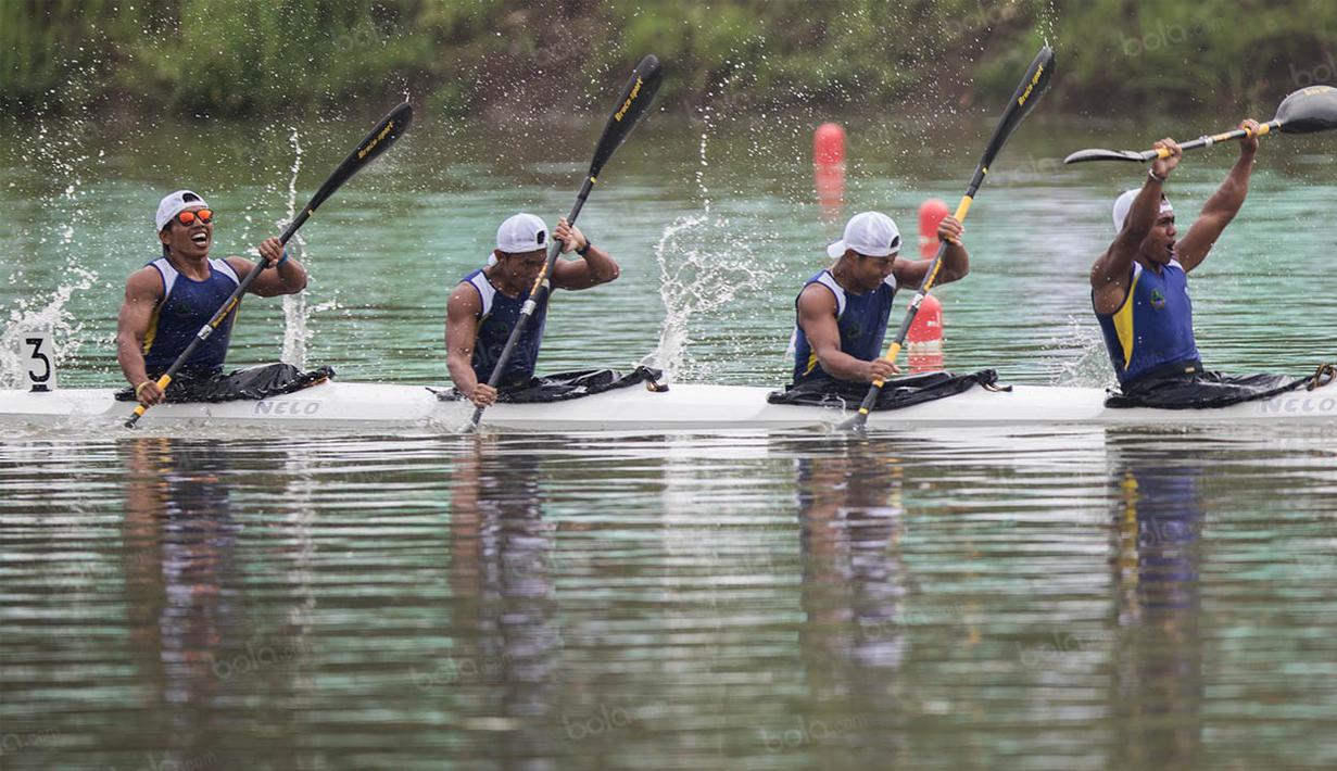 Pedayung Jawa Barat dari nomor 1.000 meter kayak putra berhasil meraih medali emas PON XIX 2016 di Situ Cipule, Karawang, Jawa Barat, Senin (19/9/2016). Jabar berhasil meraih 12 emas dari cabang dayung. (Bola.com/Vitalis Yogi Trisna)