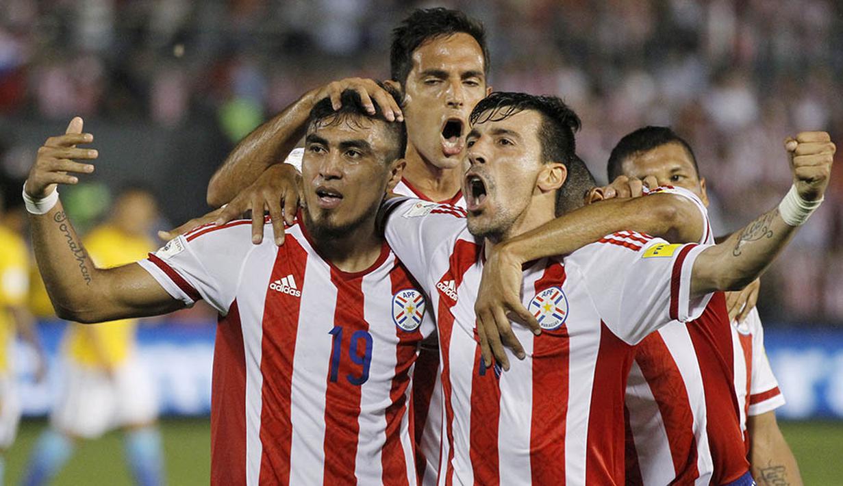 Para pemain Paraguay merayakan gol yang dicetak ke gawang Brasil pada kualifikasi Piala Dunia 2018 di Stadion Chaco, Paraguay, Rabu (30/3/2016). Paraguay sempat unggul 2-0 atas Brasil. (Reuters/Jorge Adorno)