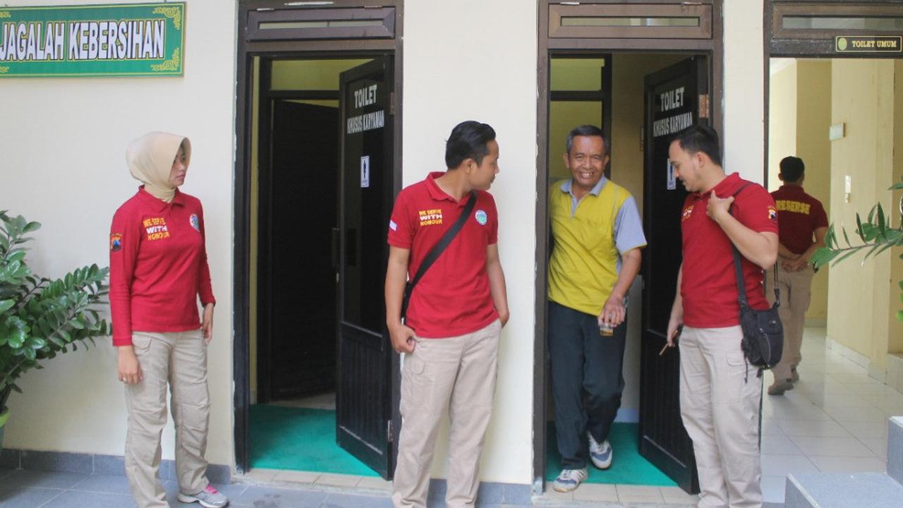 Pegawai PN Kebumen pipis dikawal polisi untuk tes urine narkoba. (Foto: Liputan6.com/Muhamad Ridlo)