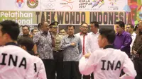 Wakil Presiden Jusuf Kalla memberikan motivasi kepada para atlet Tae Kwon Do yang akan berlaga di SEA Games 2017. (Kemenpora/Raiky)