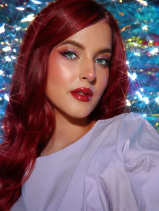 Potret Tasya Farasya kali ini juga banyak diamini netizen sebagai Princess Ariel. Dengan outfit putih, Tasya memamerkan hasil makeup boldnya dengan riasan mata yang tajam dan bibir merah merona serta glossy. Foto: Instagram.