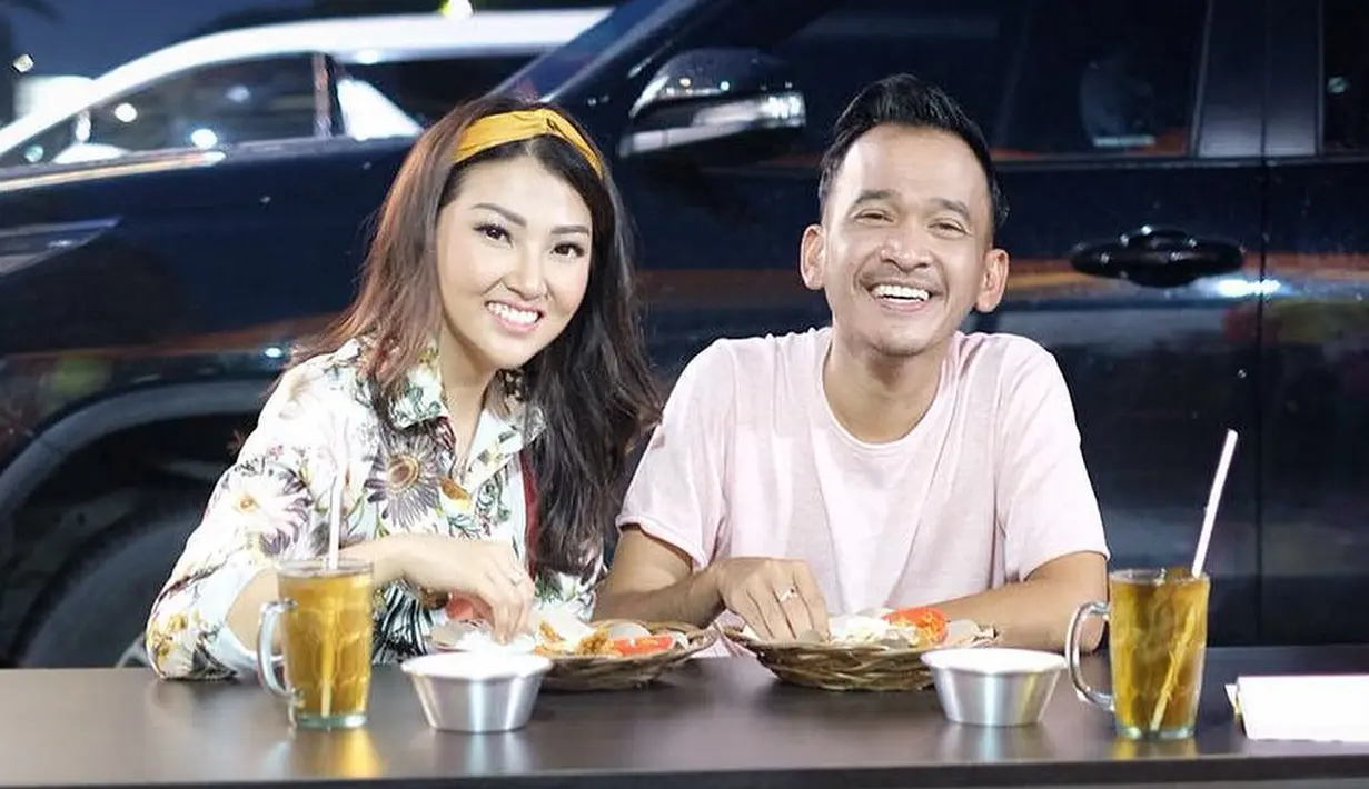 Potret hidup sederhana bukan kali ini saja pasangan Ruben Onsu dan Sarwendah. Beberapa potret sederhana sering kali dibagikan oleh pasangan ini. (Instagram/ruben_onsu)