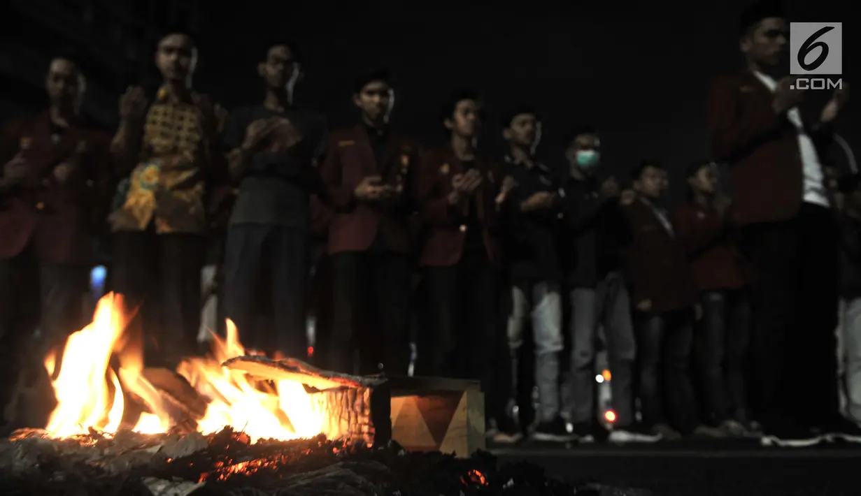 Mahasiswa Ikatan Mahasiswa Muhammadiyah (IMM) melakukan aksi solidaritas di depan Gedung Muhammadiyah, Jakarta, Kamis (26/9/2019). Aksi itu mendoakan almarhumah Randi, salah satu mahasiswa Universitas Haluoleo yang tewas saat dmeonstrasi di depan kantro DPRD Sulut. (merdeka.com/Iqbal S Nugroho)