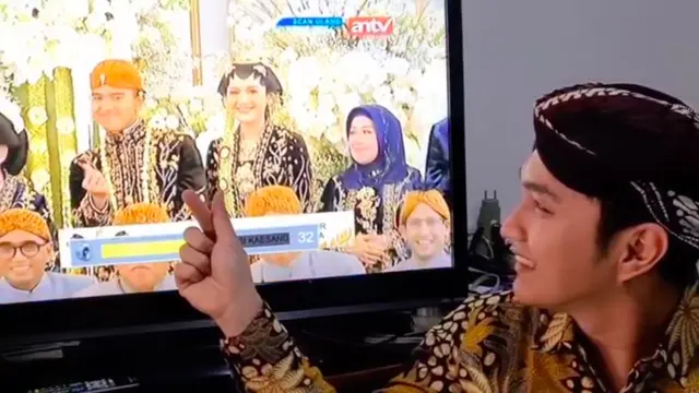 Tak Diundang ke Pernikahan Kaesang Pangarep, Aldi Taher Tetap Totalitas Pakai Batik untuk Beri Salam ke Mempelai di Depan TV. (instagram.com/alditaher.official)