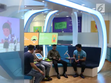 Nasabah memanfaatkan layanan digital Banking BTPN bernama Jenius di Jakarta, Jumat (26/1). Di tengah pesatnya perkembangan teknologi, perbankan semakin gencar mengembangkan layanan berbasis digital. (Liputan6.com/Angga Yuniar)