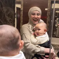 Aaliyah Massaid Umrah Bareng Baby Arash. [@aaliyah.massaid]
