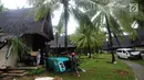 Mobil dan genset terseret pasca gelombang Tsunami Anyer di Tanjung Lesung Beach Resort, Pandeglang, Banten (23/12). BNPB mencatat hingga Minggu, pukul 16.00 WIB 222 orang meninggal dunia, 843 luka-luka dan 28 orang hilang. (merdeka.com/Arie Basuki)