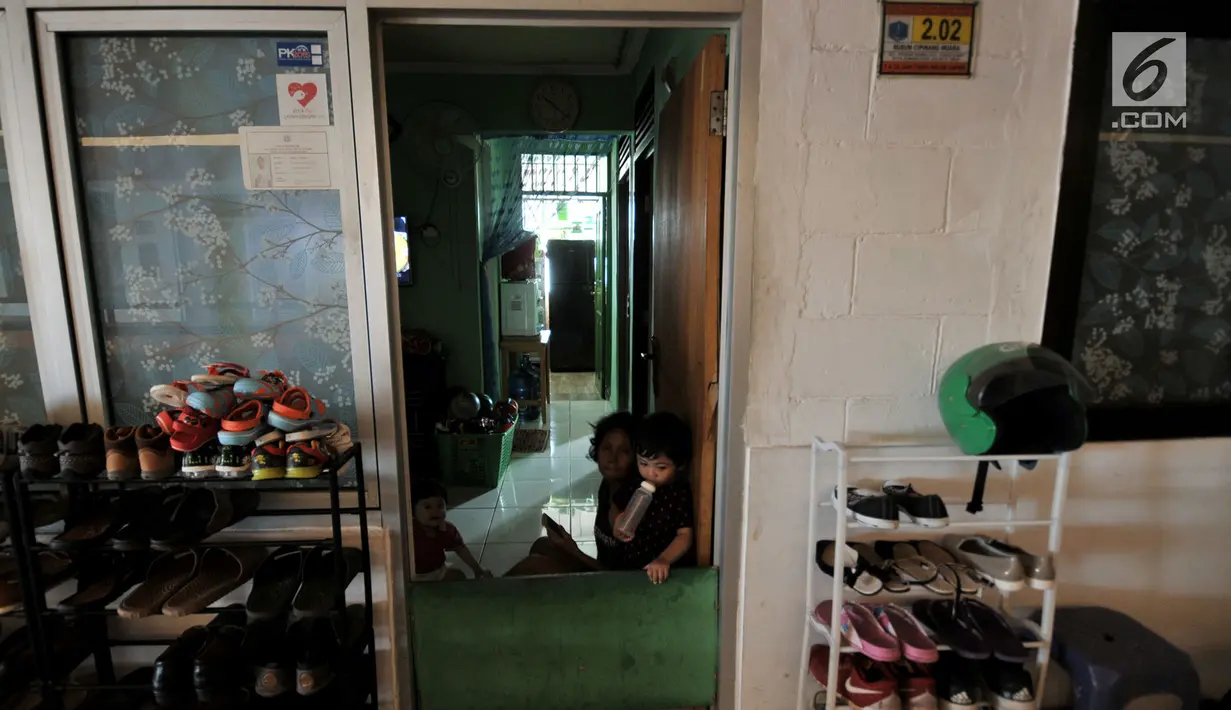 Aktivitas penghuni di Rumah Susun Sewa (Rusunawa) Cipinang Muara, Jakarta, Selasa (19/3). Sebelumnya pada pertengahan 2018 DKI menerbitkan Peraturan Gubernur Nomor 55 Tahun 2018 tentang kenaikan tarif rumah susun sewa. (merdeka.com/Iqbal S Nugroho)