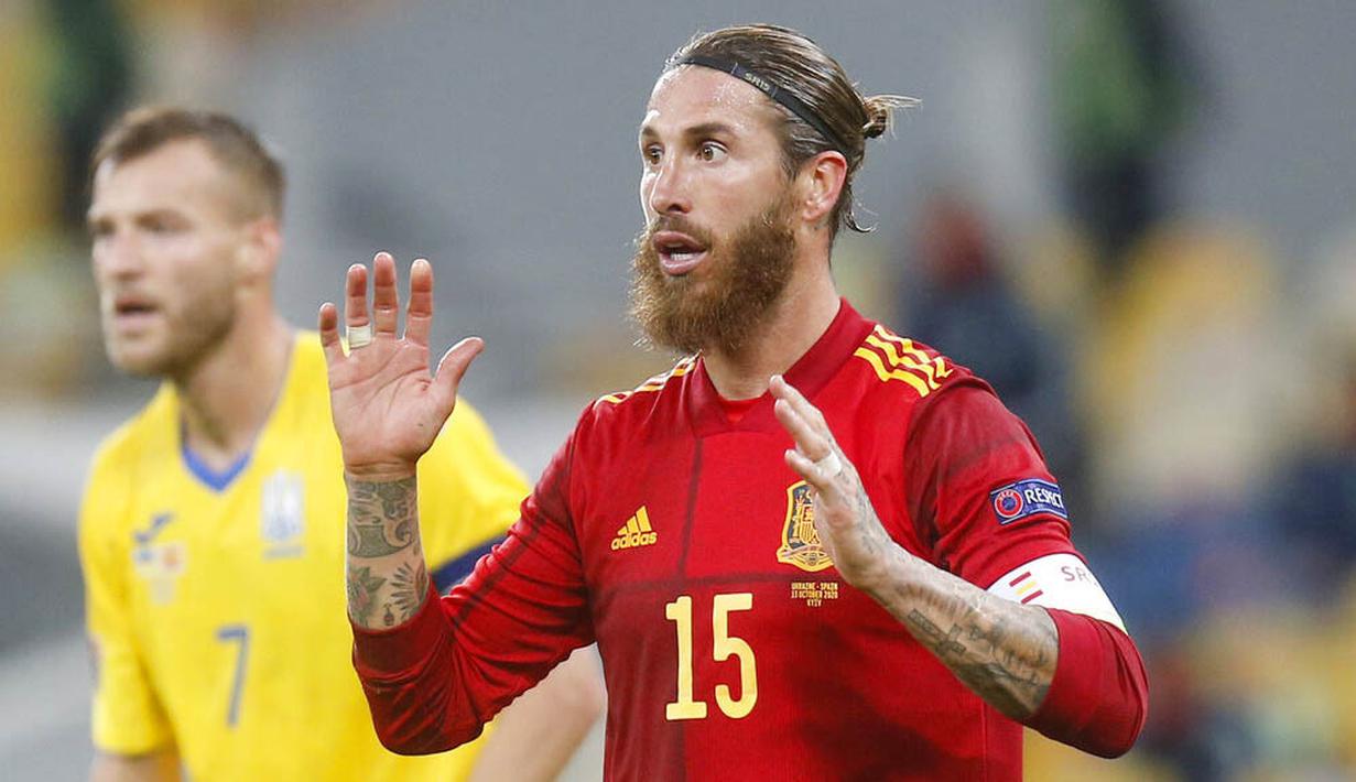 Bek Spanyol, Sergio Ramos, saat melawan Ukraina pada laga UEFA Nations League di Stadion Olimpiyskiy, Rabu (14/10/2020). Ukraina menang dengan skor 1-0. (AP/Efrem Lukatsky)