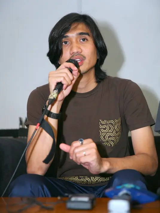 "Seru sih, rasanya kayak awal mula buat band. Tahun 2010 kita jalanin, dengan segala macam kesalahan ini seru banget," kata Duta di kawasan Kemang, Jakarta Selatan, Senin (29/1/2018). (Nurwahyunan/Bintang.com)