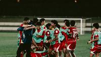 Selebrasi para pemain Timnas Indonesia U-17, saat menghadapi China dalam laga pertama Grup B Piala Asia U-17 2026 di Lapangan A King Abdullah Sports City Training Stadium, Jeddah, Selasa (5/5/2026). (Dok. PSSI)