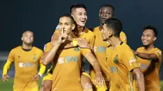 Selebrasi Renan Silva bersama pemain Bhayangkara FC lainnya usai mencetak gol ke gawang Persik Kediri pada laga pekan kelima BRI Liga 1 di Stadion Madya, Jakarta, Rabu, (29/9/2021). (Bola.com/M Iqbal Ichsan)