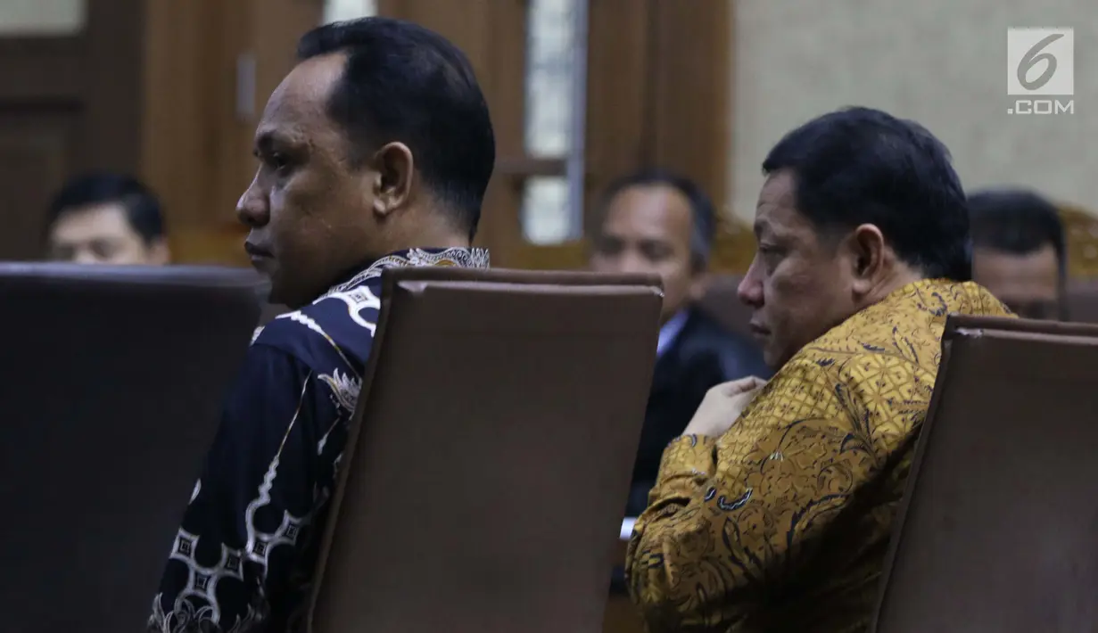Terdakwa dugaan korupsi pengadaan lahan Bandara Bobong pada APBD Kabupaten Kepulauan Sula tahun 2009 Zainal Mus (kiri) dan Ahmad Hidayat Mus saat sidang pembacaan tuntutan di Pengadilan Tipikor, Jakarta, Kamis (14/3). (Liputan6.com/Helmi Fithriansyah)