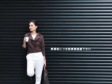 Menggunakan Blazer berwarna cokelat dengan celana wana putih, Clara tampil sangat santai saat liburan ke Jepang. Wanita cantik ini ternyata sudah memulai karir di dunia hiburan sebagai model dan bintang video klip Rizky Febian pada tahun 2016. (Liputan6.com/IG/clarabernadeth)