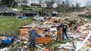 Sejumlah pria melihat kondisi tempat tinggal mereka yang rusak usai diterjang badai di Elon, Virginia (16/4). Akibat badai ini sejumlah rumah rusak berat. (Jay Westcott/The News & Advance via AP)