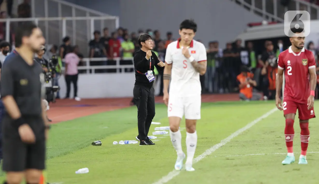 Pelatih Shin Tae Yong (tengah) saat memimpin laga timnas Indonesia melawan Vietnam pada laga kandang semifinal Piala AFF 2022 di Stadion Utama Gelora Bung Karno, Jakarta, Jumat (6/1/2023). Indonesia akan melakoni laga tandang semifinal Piala AFF 2022 melawan Vietnam pada Senin (9/1). (Liputan6.com/Helmi Fithriansyah)
