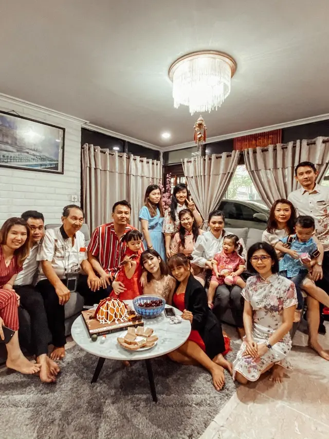 6 Momen Kedekatan Gisella Anastasia dengan Keluarga Wijin, Kompak