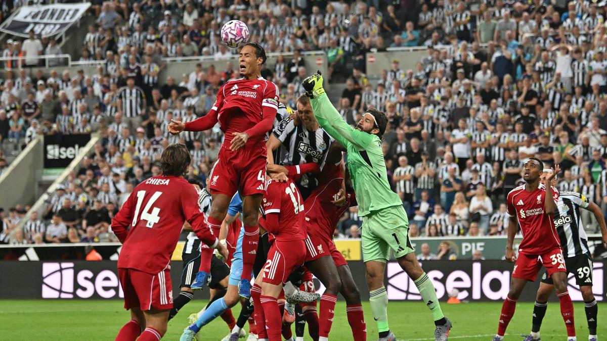 Arne Slot Ingatkan Liverpool: Arsenal Siap Meneror Lewat Bola Mati di Anfield