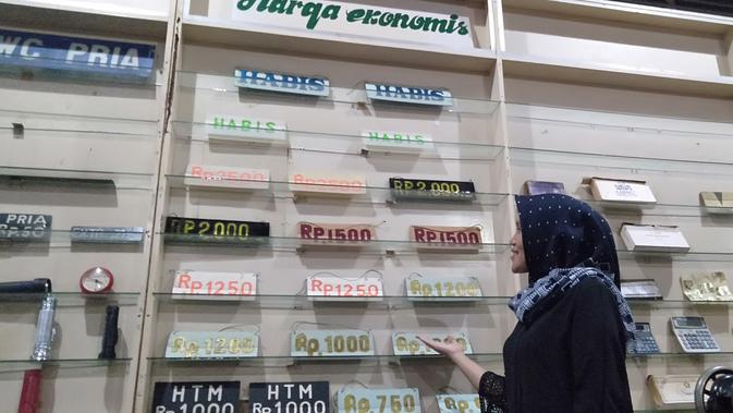 Pemandu sedang menunjukan harga-harga tiket bioskop pada masa itu di Jambi. (Liputan6.com/Gresi Plasmanto)