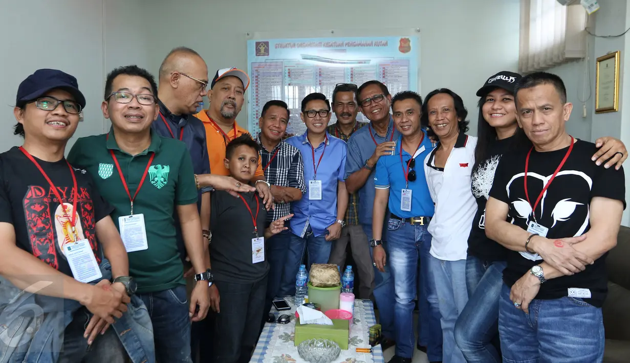 Anggota Paski berfoto bareng bersama mandra usai kunjungan di rutan Cipinang, Jakarta, Kamis (24/12). Anggota Paski mejenguk komedian mandra dan memberikan dukungan.(Liputan6.com/Herman Zakharia)