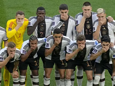 Para pemain timnas Jerman menutupi mulut mereka saat berpose untuk foto grup jelang pertandingan Grup E Piala Dunia 2022 Qatar melawan Jepang di Stadion Internasional Khalifa di Doha, Rabu (23/11/2022). Seluruh pemain, mulai dari kiper dan kapten Manuel Neuer hingga Kai Havertz sang penyerang, kompak menutup mulut mereka. (AP Photo/Ricardo Mazalan)