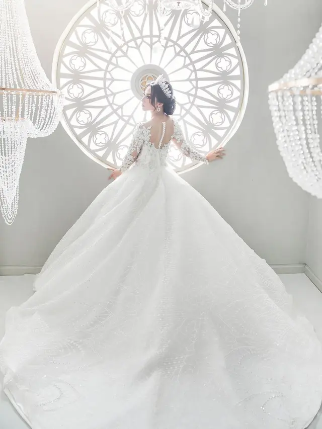 7 Pemotretan Margin Winaya Tunangan Ali Syakieb Pakai Gaun Pengantin