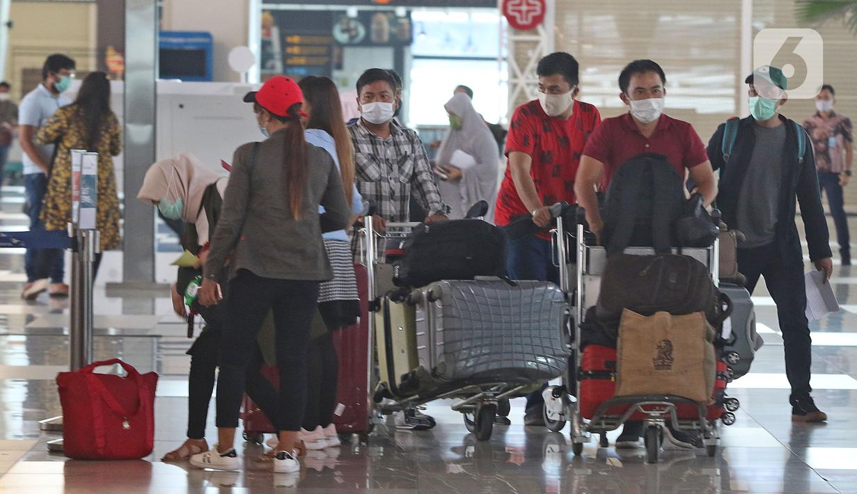 Penerbangan Domestik Kembali Beroperasi: Calon penumpang bersiap lapor diri sebelum terbang di Terminal 3 Bandara Soekarno Hatta, Kamis (7/5/2020). Kementerian Perhubungan hanya mengizinkan penumpang bersyarat dengan wajib menyertakan surat keterangan Negatif COVID-19 (Liputan6.com/Herman Zakharia)