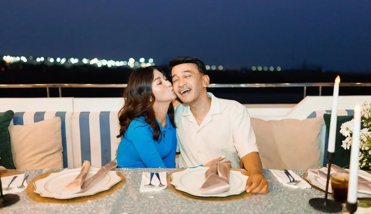 Tak mau melewatkan momen tersebut, Ruben dan Sarwendah pun menggelar acara dinner di Talassa Jakarta, restoran buah kolaborasi antara GIOI, Jakarta Phinisi dan Agung Sedayu Group. [@ruben_onsu]