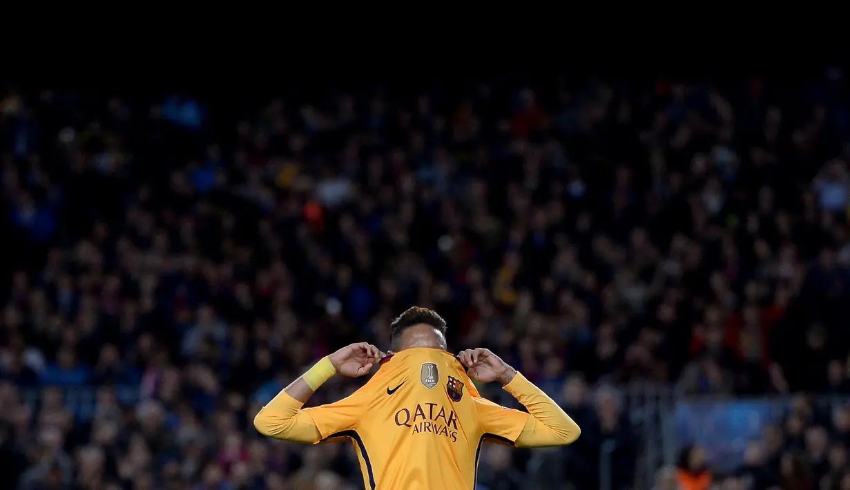 Ekspresi kekecewaan striker Barcelona, Neymar, setelah pemain Atletico, Fernando Torres mencetak gol ke gawang Barcelona pada leg pertama perempat final Liga Champions di Stadion Camp Nou, Rabu (6/4/2016) dini hari WIB. (AFP/Josep Lago)