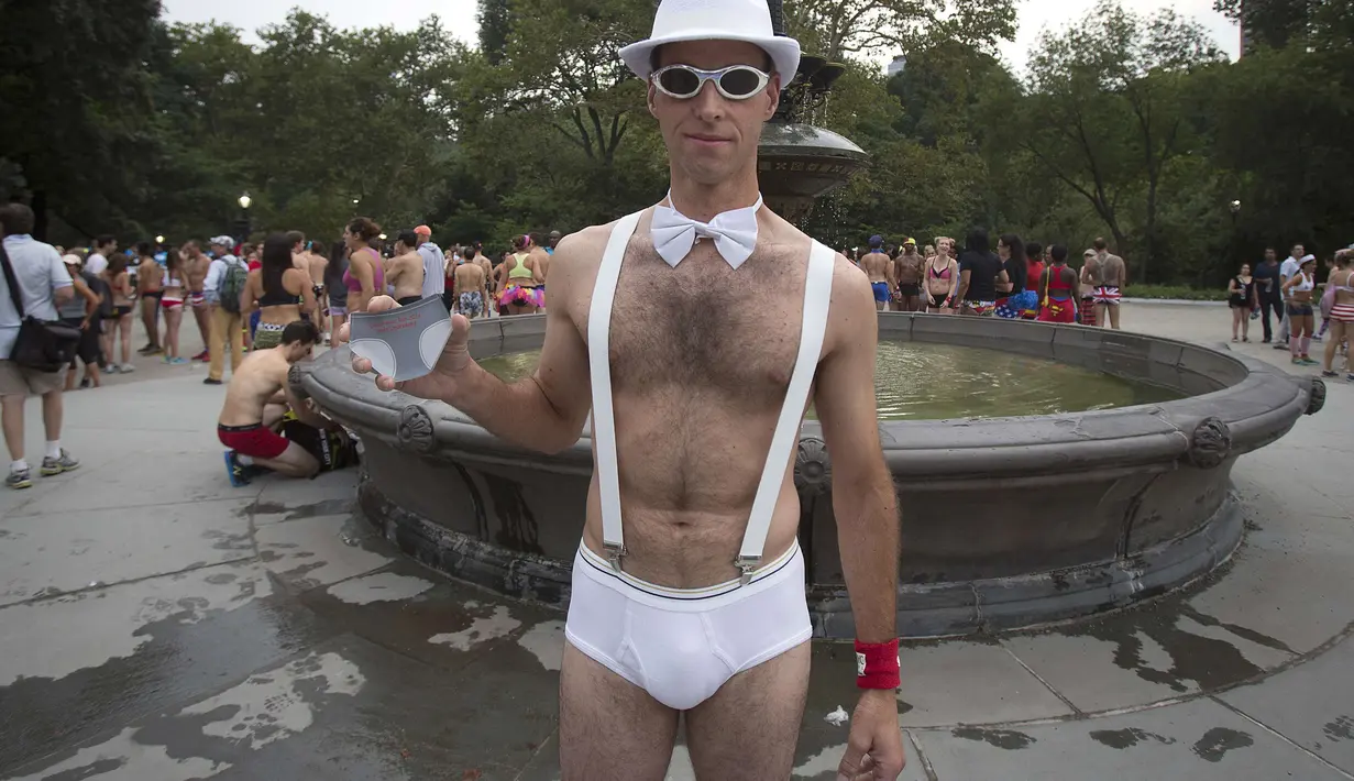 Pemenang Best Dressed berpose sebelum mengikuti acara Underwear Run di Central Park, New York, Jumat (2/8/14). (REUTERS/Carlo Allegri)