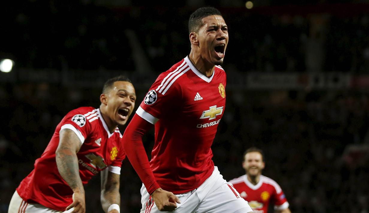 Pemain Manchester United, Chris Smailling merayakan gol yang dicetaknya ke gawang Wolfsburg pada laga Liga Champions di Stadion Old Trafford, Inggris, Kamis (1/10/2015). MU berhasil menang 2-1. (Action Images via Reuters/Lee Smith)