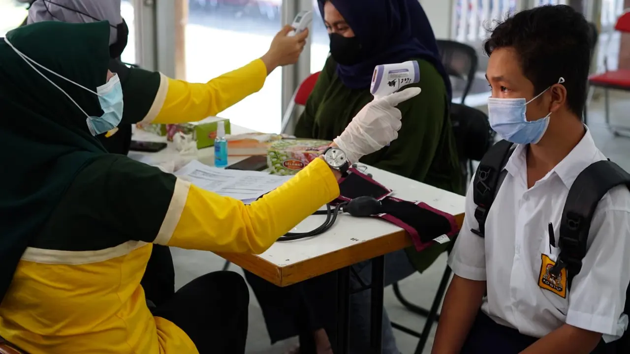 Selain mengejar vaksinasi di kalangan orang dewasa, Rudy menyatakan lembaganya mulai melakukan vaksinasi massal untuk anak-anak berusia 6-12 tahun mulai Januari mendatang.
