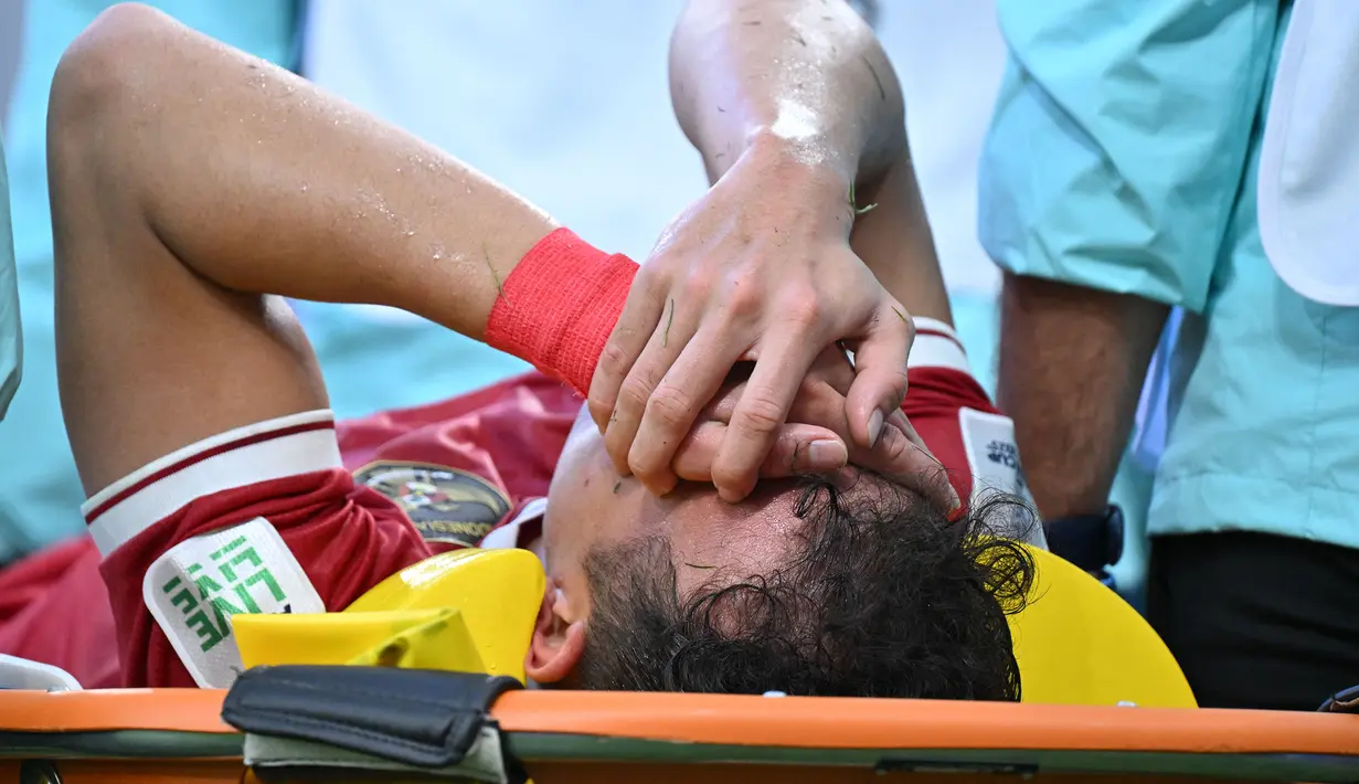 Gelandang Timnas Indonesia, Egy Maulana Vikri ditandu keluar lapangan setelah mengalami cedera saat menghadapi Jepang pada laga ketiga Grup D Piala Asia 2024 di Al-Thumama Stadium, Doha, Qatar, Rabu (24/1/2024) malam WIB. (AFP/Hector Retamal)