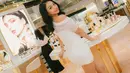 Dress one shoulder itu dipadukan dengan open to heels yang bikin Naura Ayu terlihat jenjang [@naura.ayu]