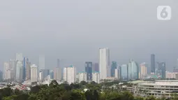 Suasana gedung bertingkat di kawasan Jakarta, Jumat (17/6/2022). Jakarta meneruskan posisinya di jajaran atas kota berkualitas udara buruk di dunia hari ini, Jumat 17 Juni 2022, setelah kemarin mencatat hal serupa. (Liputan6.com/Angga Yuniar)