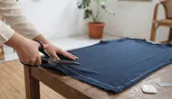 Cara Memotong Kaos Panjang Tanpa Mesin Jahit, Hasil Rapi Tidak Menggulung