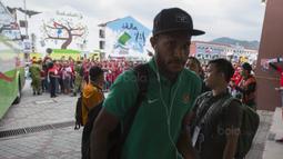 Suporter menyambut kedatangan Pemain Timnas Indonesia, Marinus Wanewar, saat tiba di Stadion MPS, Selangor, Selasa (22/8/2017). Indonesia akan menghadapi Vietnam pada  laga keempat Grup B SEA Games 2017. (Bola.com/Vitalis Yogi Trisna)