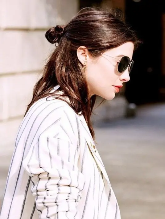 Half messy bun juga menghadirkan kesan natural namun tetap gaya pada tampilan. Biarkan tatanan rambut yang terkesan berantakan justru menghadirkan kesan seru saat diaplikasikan. [foto: Pinterest]