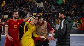 Kiper AS Roma, Mile Svilar bersama rekan setimnya saat jadi pahlawan kemenangan tim melawan Feyenoord di ajang Liga Europa 2023/2024. (X/AS Roma)