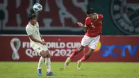 Pemain Timnas Indonesia U-19, Kakang Rudianto (kanan) berusaha menghalau bola saat matchday ketiga Grup A Piala AFF U-19 2022 antara Timnas Indonesia U-19 melawan Timnas Thailand U-19 di Stadion Patriot Candrabhaga, Bekasi, Jawa Barat, Rabu (06/07/2022). (Bola.com/Bagaskara Lazuardi)