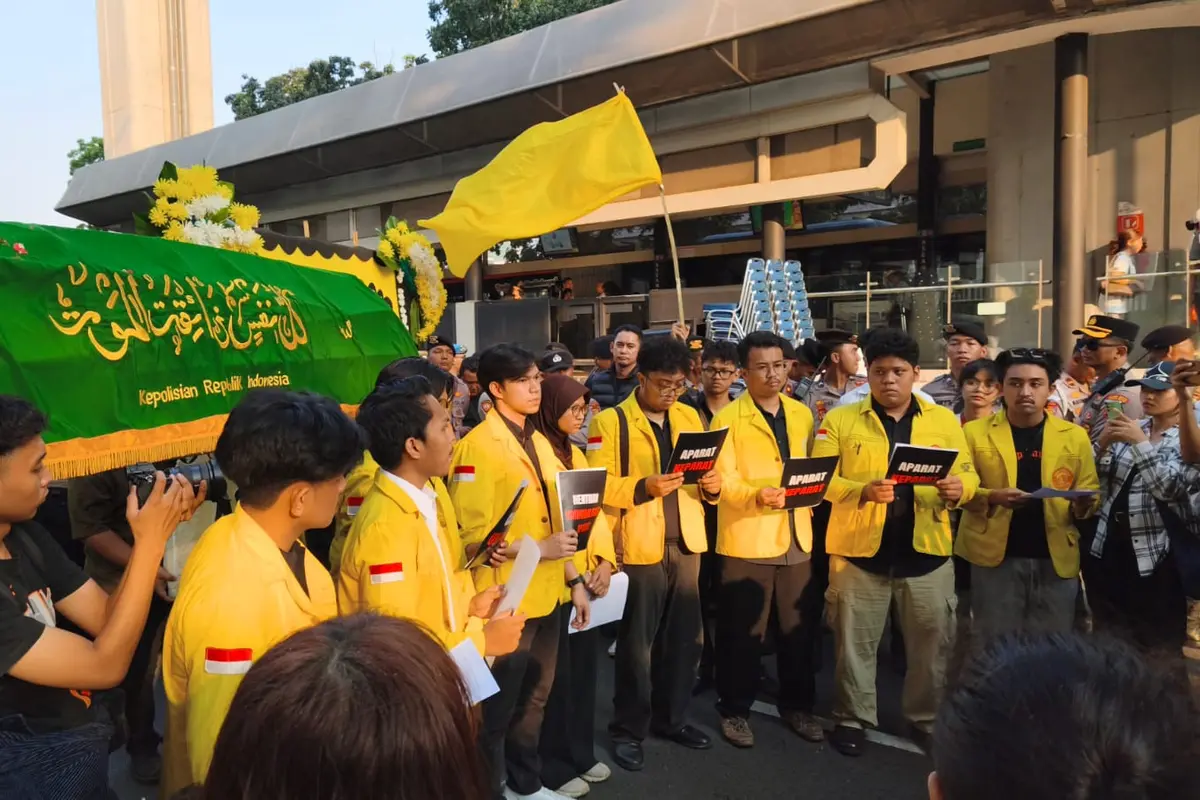 Aliansi BEM se-Universitas Indonesia membawa keranda mayat saat menggelar aksi simbolik di depan Mabes Polri, Jakarta Selatan, Rabu (1/7/2026). (Liputan6.com/Rifqy)